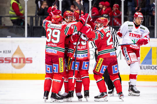 Modos Adam Tambellini jublar med lagkamrater