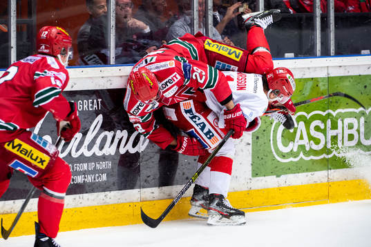 Modos Kim Rosdahl tacklas av Timrås Jakob Ragnarsson