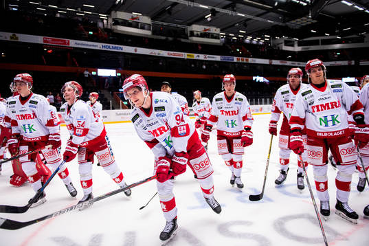 Timrås Sebastian Hartmann jublar med lagkamrater