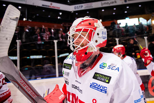 Timrås målvakt Victor Brattström jublar