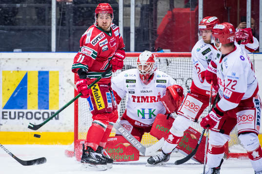 Modos Johan Forsberg, Timrås målvakt Victor Brattström,