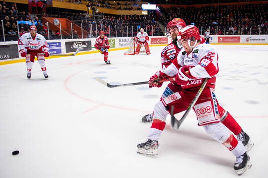 Modos Henrik Björklund och Timrås Emil Berglund i kamp om