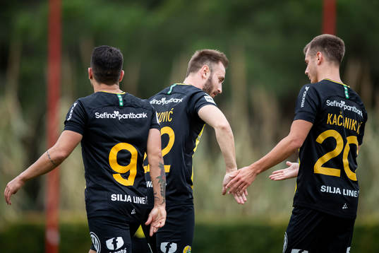 Alexander Kacaniklic celebrate with Paulinho and Muamer