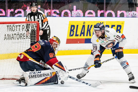 Djurgårdens målvakt Niklas Svedberg och Växjös Casey