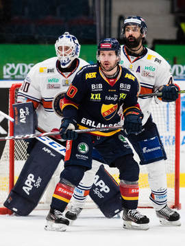Växjös målvakt Viktor Fasth och Daniel Rahimi försvarar