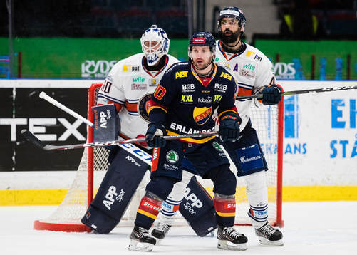 Växjös målvakt Viktor Fasth och Daniel Rahimi försvarar