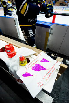 Ett alla hjärtans dag-brev i HV71s spelarbås