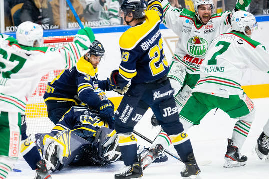 s Markus Lauridsen målvakt Hugo Alnefelt och Lias