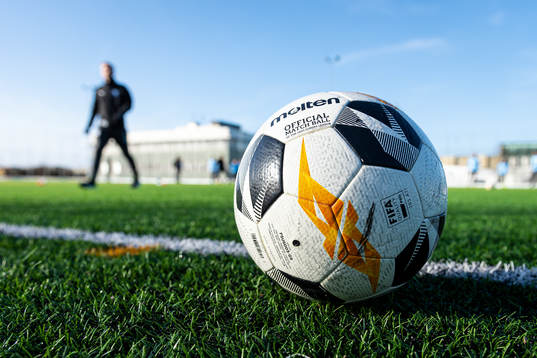 En fotboll ligger vid sidlinjen