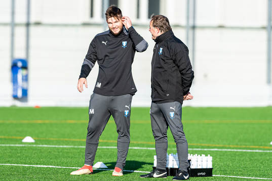 Malmö FFs fystränare Jamie Mackay i samtal med