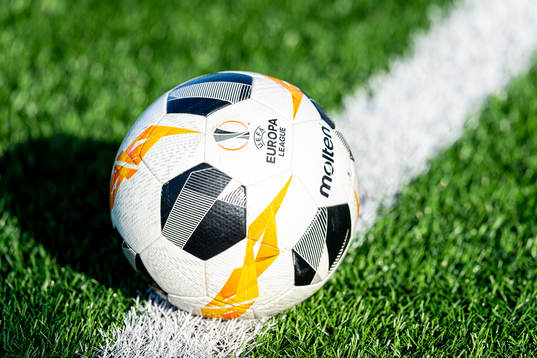 En fotboll ligger vid sidlinjen