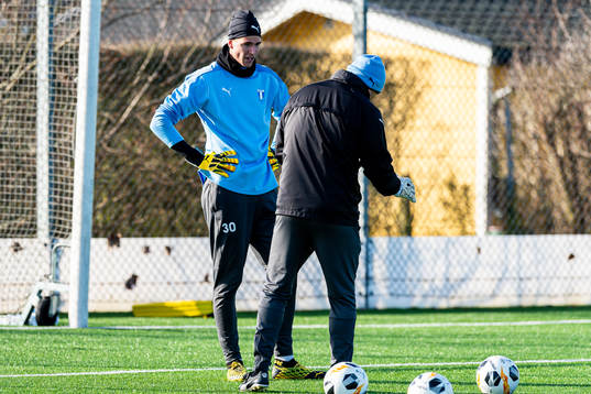 Malmö FFs målvakt Mathias Nilsson i samtal med