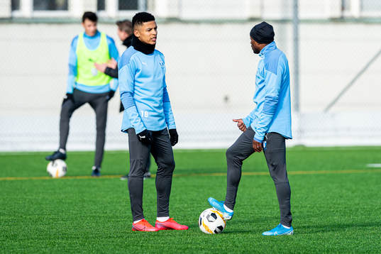 Malmö FFs Romain Gall i samtal med Fouad Bachirou