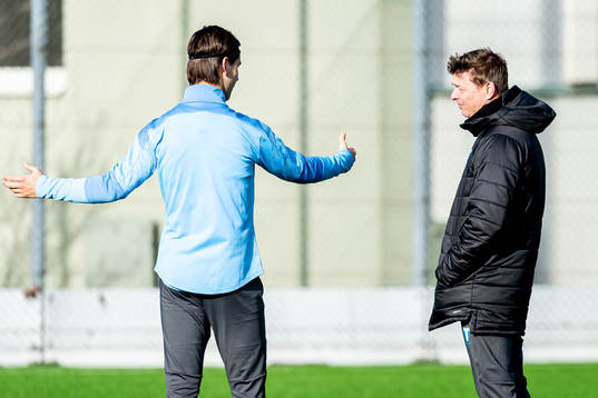 Malmö FFs Adi Nalic i samtal med tränare Jon Dahl Tomasson
