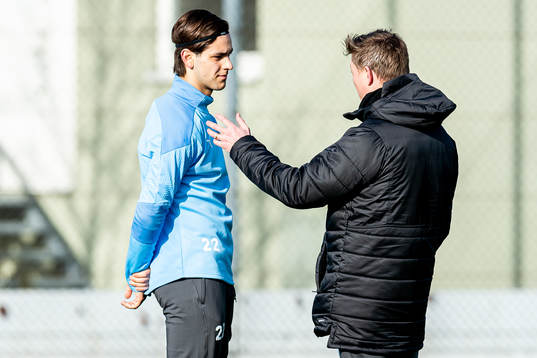 Malmö FFs Adi Nalic i samtal med tränare Jon Dahl Tomasson