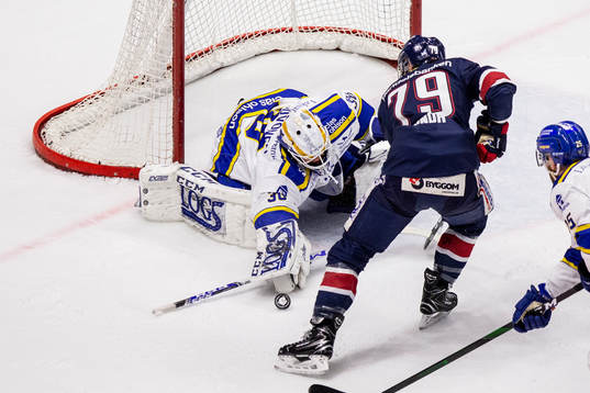 Linköpings Patrik Lundh och Leksands målvakt Janne Juvonen