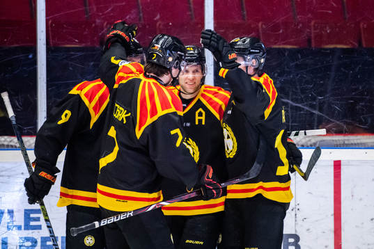 Brynäs Greg Scott jublar med lagkamrater