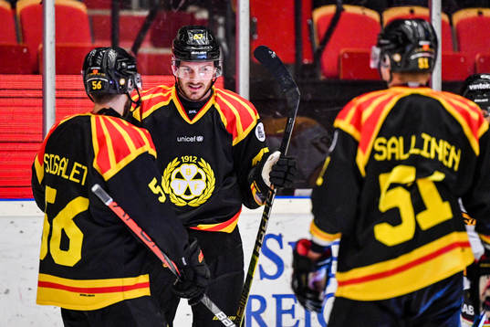 Brynäs John Persson jublar