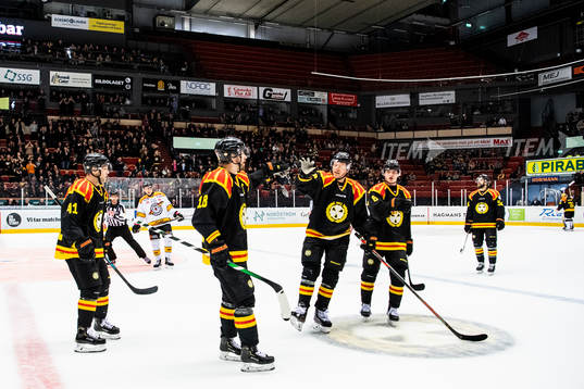 Brynäs Anton Rödin jublar med lagkamrater