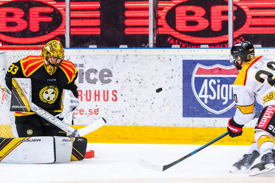 Brynäs målvakt Samuel Ersson med en räddning