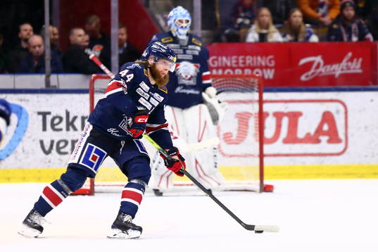 Linköpings Jonas Junland framför målvakt Jonas Gustavsson