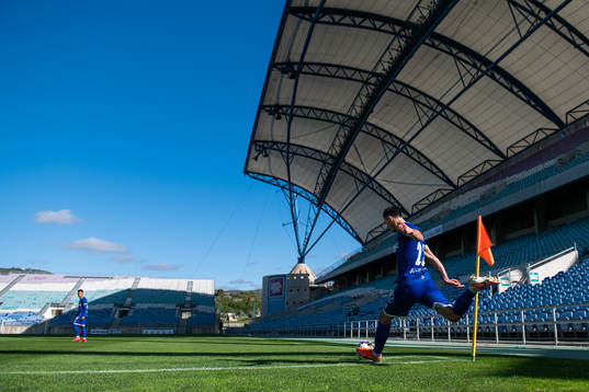 Giorgi Kharaishvili IFK Göteborg with a corner kick