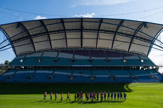 The teams line up