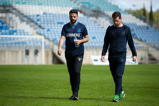 Head coach Poya Asbaghi and assistant coach Ferran Sibila