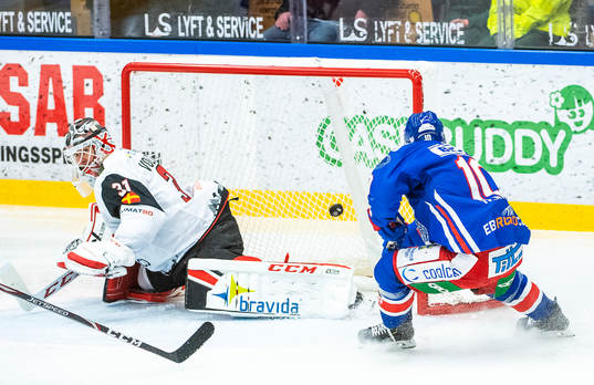 Oskarshamns Nicklas Heinerö gör 2-2 bakom Malmö Redhawks