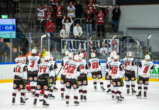 Malmö Redhawks spelare jublar