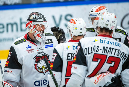 Malmö Redhawks målvakt Lars Volden jublar med lagkamrater