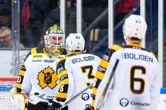 Skellefteås målvakt Gustaf Lindvall jublar