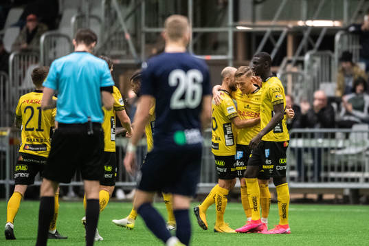 Elfsborgs Jesper Karlsson jublar med lagkamrater
