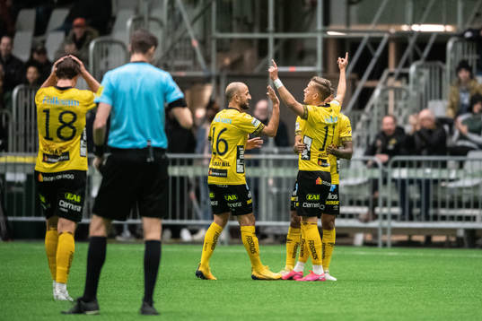 Elfsborgs Jesper Karlsson jublar med lagkamrater