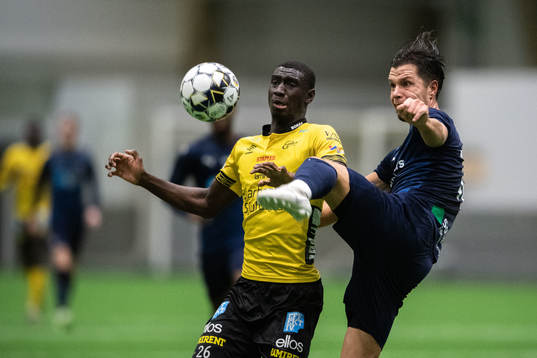 Elfsborgs Marokhy Ndione och Helsingborgs Erik Figueroa
