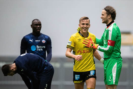 Helsingborgs målvakt Anders Lindegaard klappar om