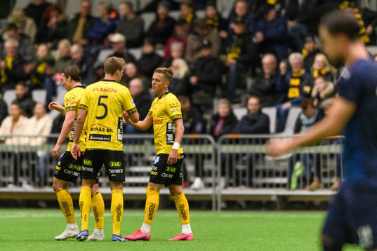 Elfsborgs Jesper Karlsson klappas om av Gustav Henriksson