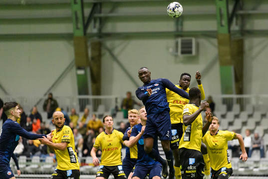 Helsingborgs Ravy Tsouka Dozi och Elfsborgs Joseph Okumu