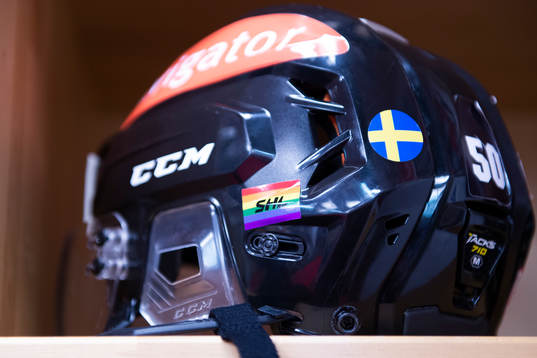 Malmö Redhawks hjälm med pride-flagga
