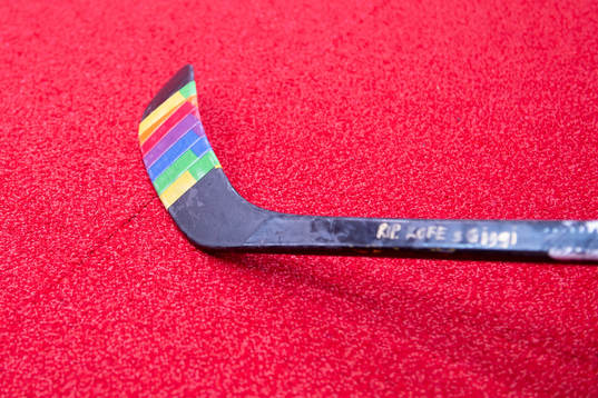 Malmö Redhawks klubba med pride-tejp