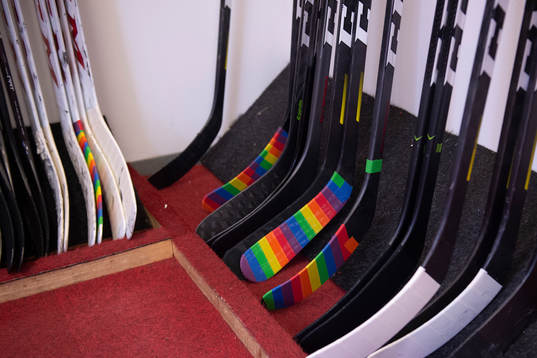 Klubba med pride-tejp