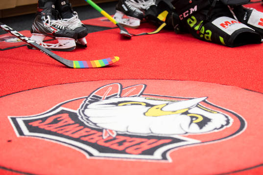 Malmö Redhawks klubba med pride-tejp