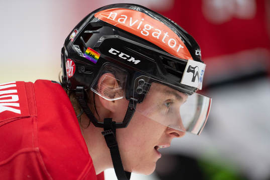 Malmö Redhawks Fredrik Händemark med pride-flagga på
