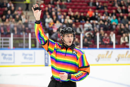 Domare Linus Öhlund med pride-tröja