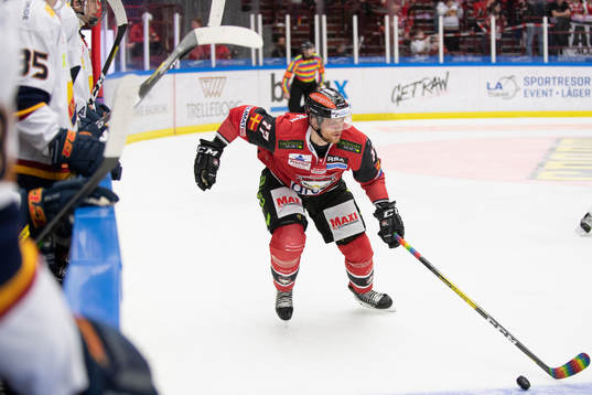 Malmö Redhawks Max Görtz och klubba med pride-tejp