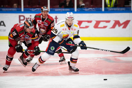 Malmö Redhawks Axel Wemmenborn jagar Djurgårdens