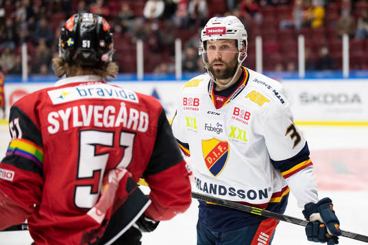 Malmö Redhawks Emil Sylvegård i samtal med Djurgårdens