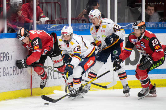 Malmö Redhawks Christoffer Forsberg i kamp mot