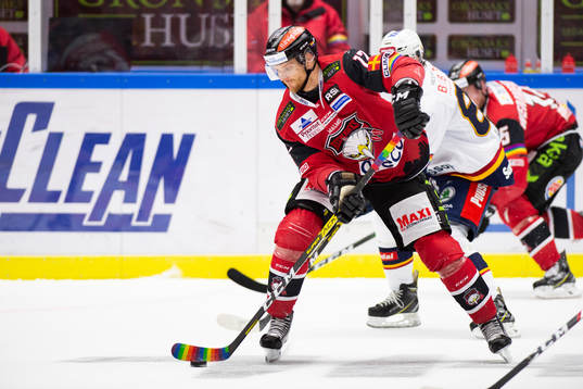 Malmö Redhawks Max Görtz med pride-klubba