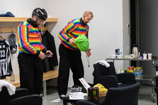 Doamare med pride-tröja